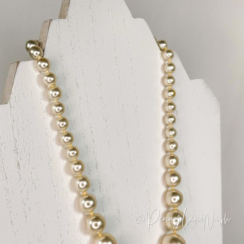 Vintage Off White Pearl Graduated Necklace - Picture 4 of 10